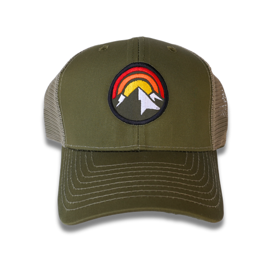 GORRA CON MONTAÑA BORDADA.