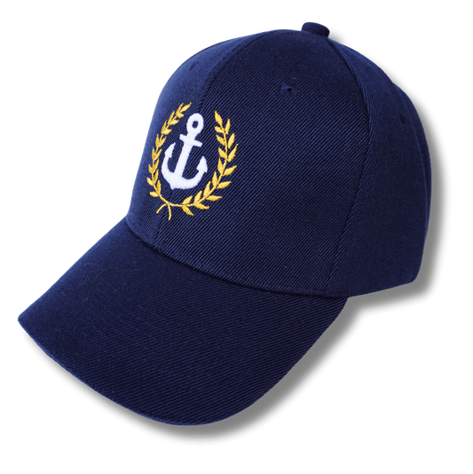 Gorra azul con un ancla bordada.