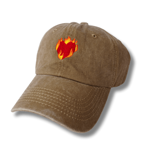 GORRA BEIGE PRELAVADA CORAZON EN LLAMAS BORDADA.